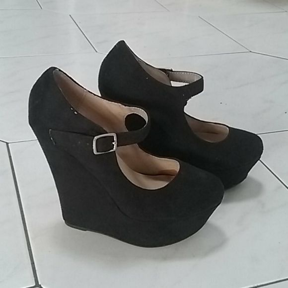black pumps size 3